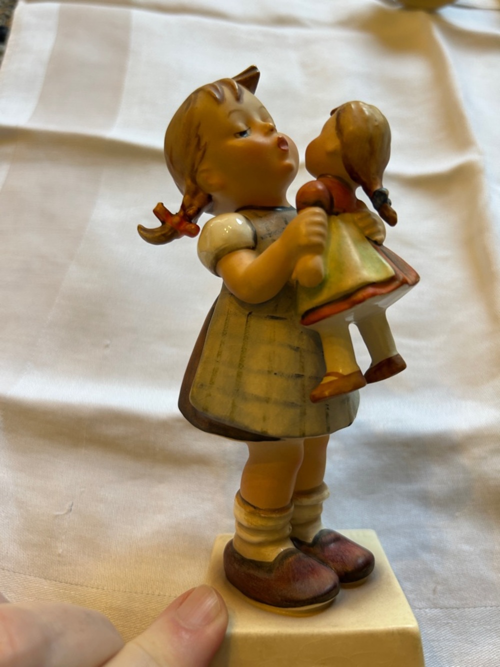 Hummel Goebel "Kiss Me" 6" Figurine 311 1955